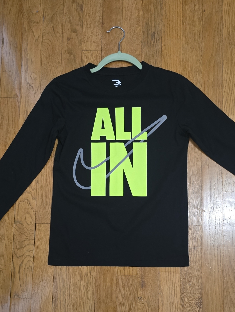 NIKE SIGNATURE BRAND BOY'S BLACK LONG SLEEVES ATHLETIC TEE SIZE SMALL